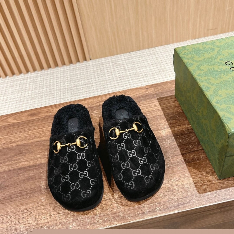 G*u*i slippers